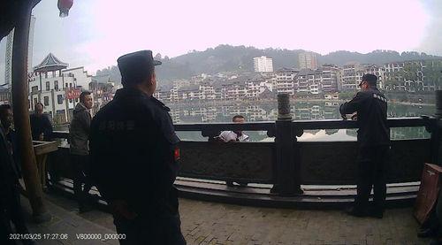 吃瓜大叔跳桥,一场意外引发的全民热议