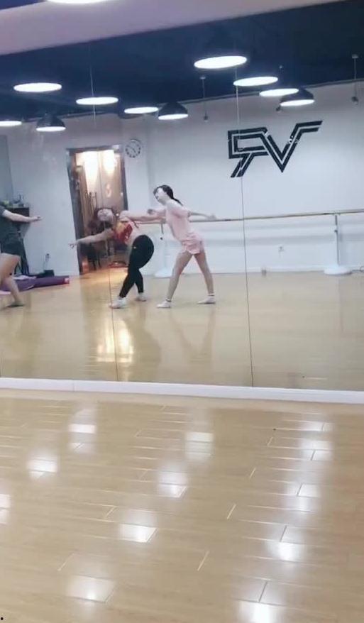 吃瓜大学舞蹈视频,青春活力，舞动校园