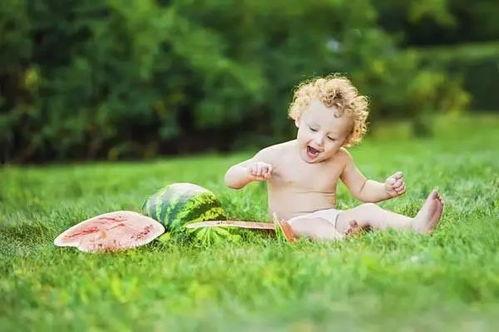 最小的宝宝吃瓜,见证最小宝宝的第一口甜蜜瓜香