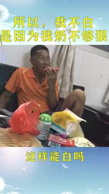 宝宝给爷爷送瓜吃,温馨瞬间感动人心