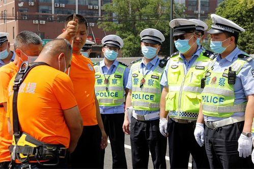 巩义警察吃瓜事件,警员不当行为引发社会关注