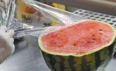 济南某男子吃瓜,济南男子意外成为“吃瓜群众”焦点人物