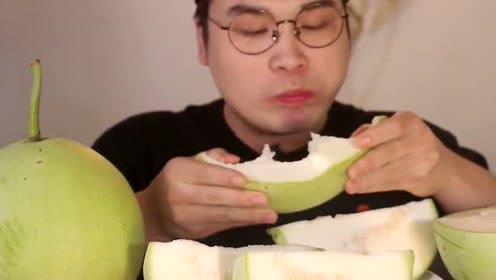 直播吃葫芦瓜视频,挑战吃下巨型葫芦瓜，网友直呼过瘾！
