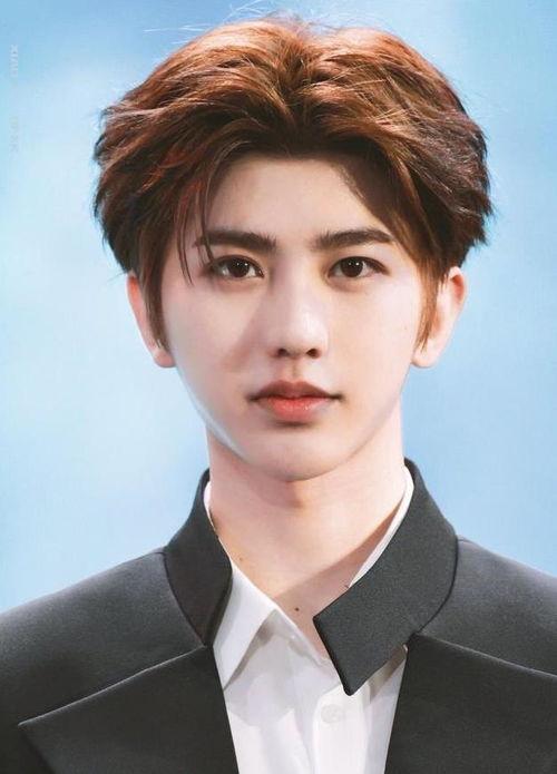 丁禹兮和蔡徐坤吃瓜